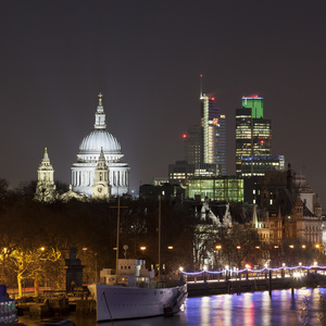 英国伦敦圣保罗大教堂夜景图片