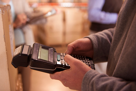 仓库工人盘点照片