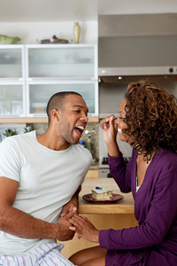 年轻夫妇两个人的女人和男人躺在草地上的草矢量插画夏日 picnik 的