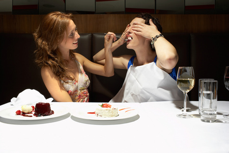 两个人吃饭图片