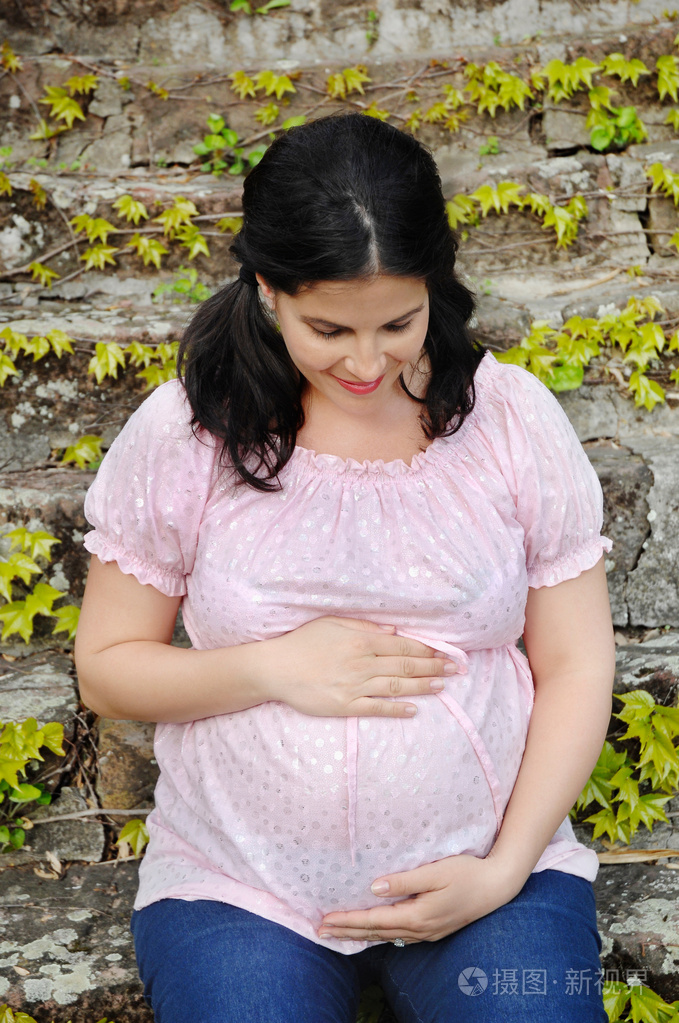 抚摸肚子的孕妇