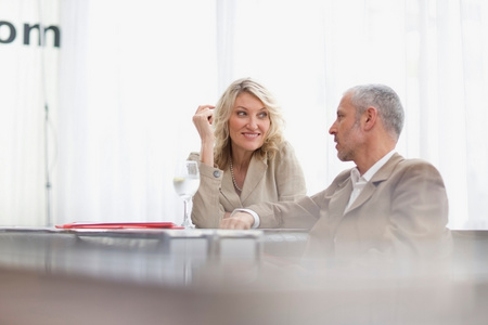 商务人士在大堂交谈照片