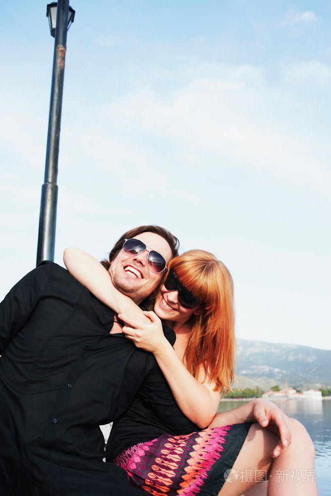 女人抱着男人的头