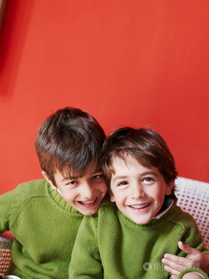 两兄弟坐在一起