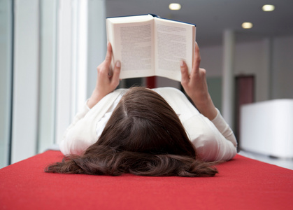 躺着看书的女人照片