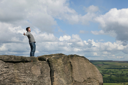 站在风中的人照片