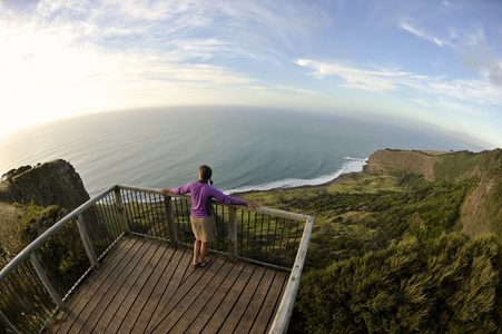 新西兰北岛海岸外年轻女子的高角度视野照片