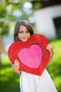 充满爱心的残疾人. 机会有限的人. 赠送礼物. 嗅着花.