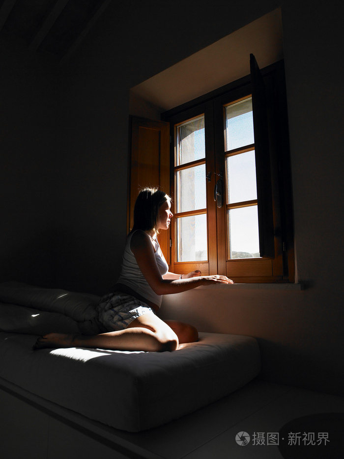 透过窗户看的女人