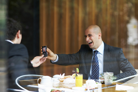 餐馆里的两个商人照片