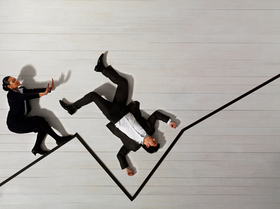 女商人把男人推倒照片