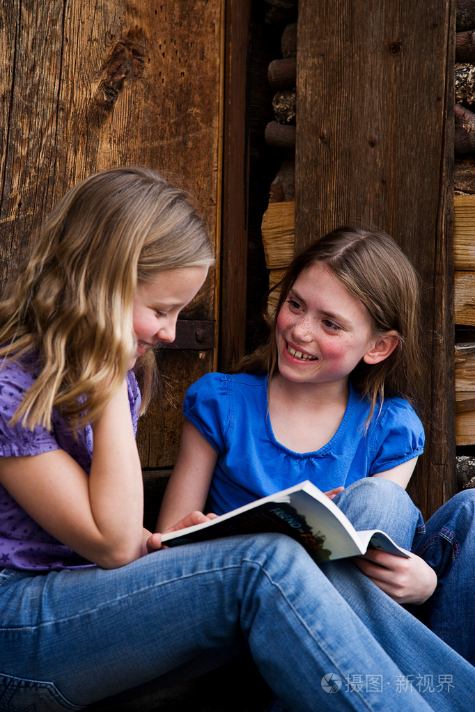 两个女孩在读书