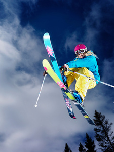 在空中跳跃双臂悬空的人青少年女学生篮球防守带玩具积木的婴儿收到