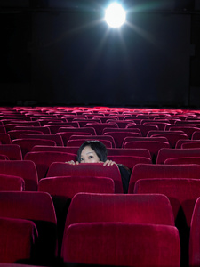 看电影座位的年轻女人照片