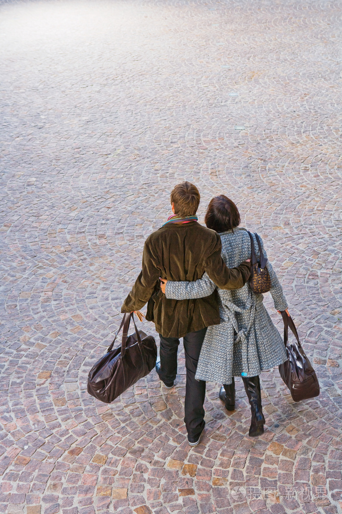 男人和女人搂着腰