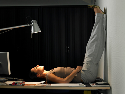 女商人仰面躺着照片