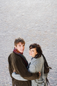 男人回头看背影图片