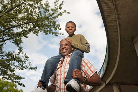 的肩膀上男人肩上的女人父亲扛着孩子肩上抱着孩子的男人年轻的一对
