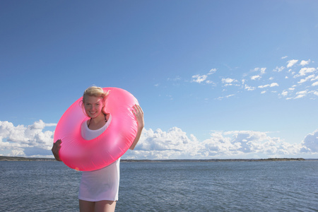 带游泳圈的年轻女子照片
