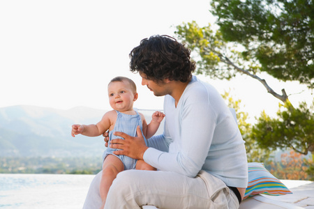 男人抱着孩子在外面照片