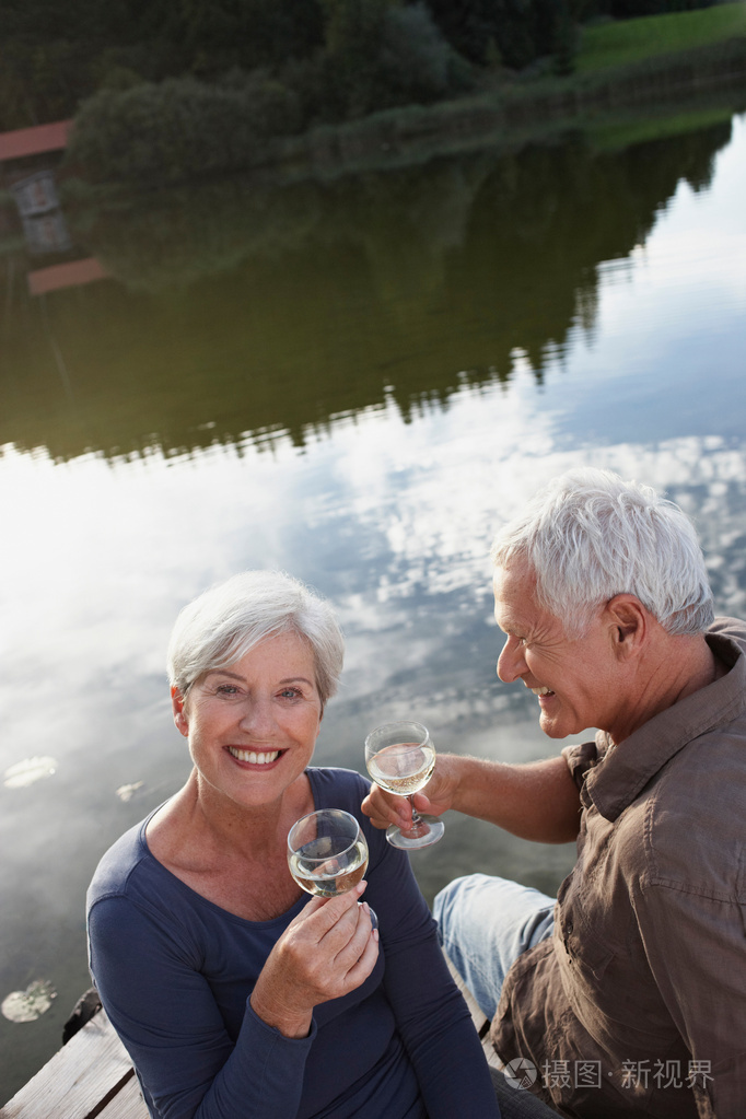 带酒杯的老年夫妇