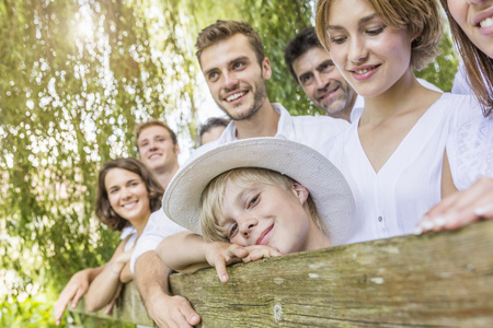 一群外国人图片