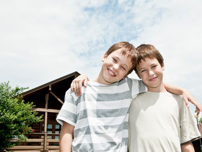 两美女互相添两兄弟互相拥抱照片
