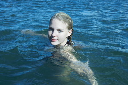 漂移少女在海里游泳的年轻女子照片
