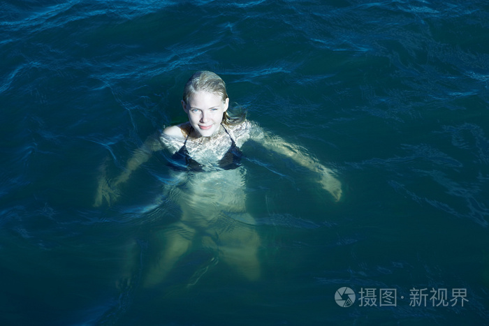 在海里游泳的年轻女子