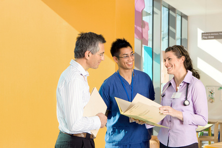 外国人交谈图片