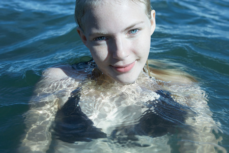 漂移少女在海里游泳的年轻女子照片