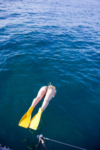 带着脚蹼的女人跳入水中女商人把男人推倒画室中两个女儿中的一个倒立