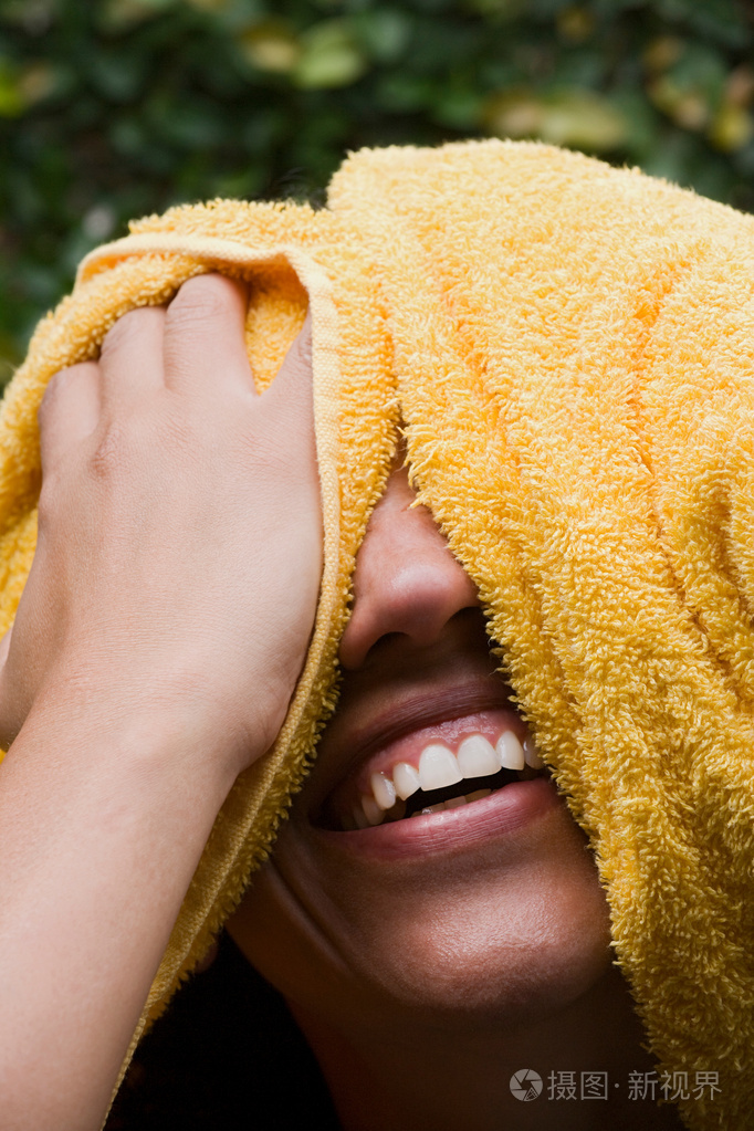 笑着的女人擦头发