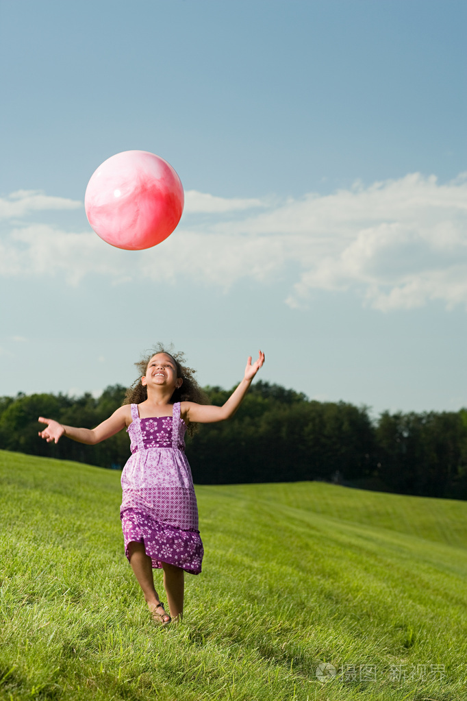玩球的女孩