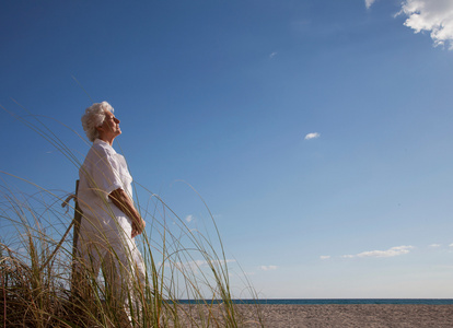 海滩上的老太太照片