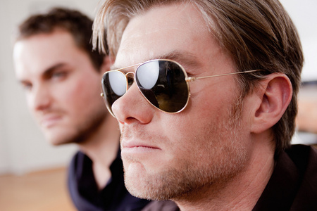 戴墨镜的男人戴墨镜的成熟夫妻棚拍夏日造型年轻情侣棚拍夏日造型年轻