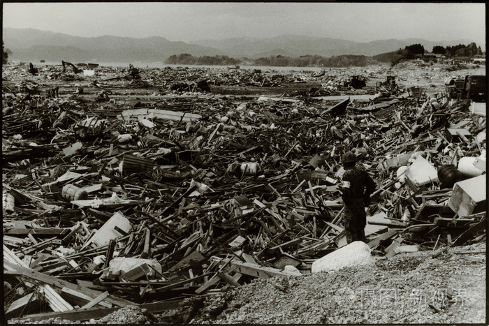 2011年东北地震和海啸后废墟中的士兵照片 正版商用图片0grgoi 摄图新视界