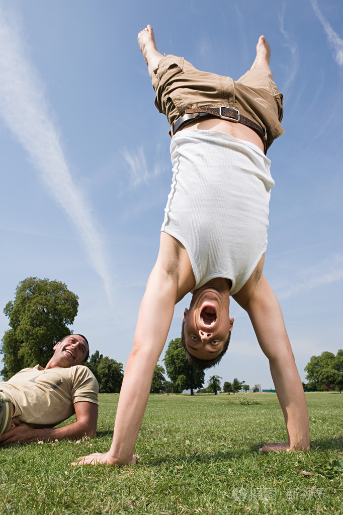 在公园倒立的男子