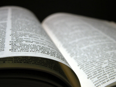 打开的厚重的书本图片