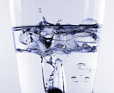 管道水油管道背景隔离水中橄榄油油水混合物与酸奶油