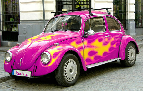 粉红甲壳虫车照片