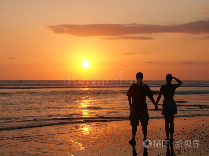 夫妻俩手牵手看夕阳
