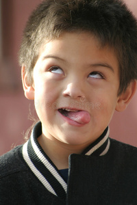 墨西哥小男孩做鬼脸的小男孩照片