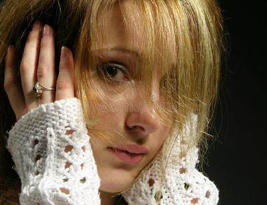 忧心忡忡的少女照片