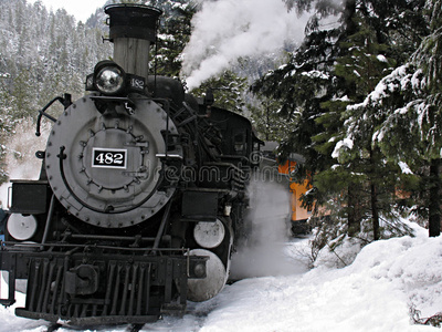 雪地蒸汽机车图片
