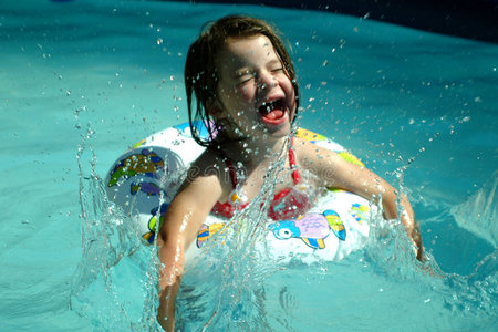 儿童泼水女孩照片