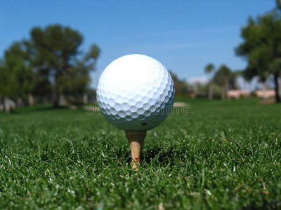 高尔夫球发球台照片