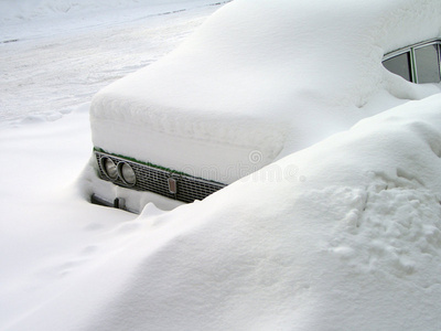 雪堆里的汽车