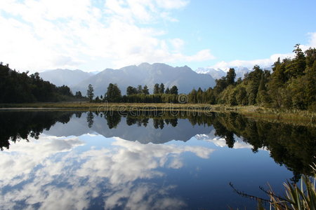 新西兰马西森湖的反思图片