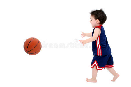 可爱的小男孩赤脚在白地上打篮球